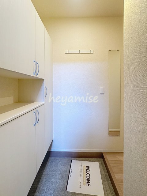 玄関　※写真は別号室