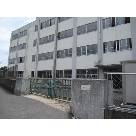 小学校　下関市立安岡小学校（小学校）まで757m