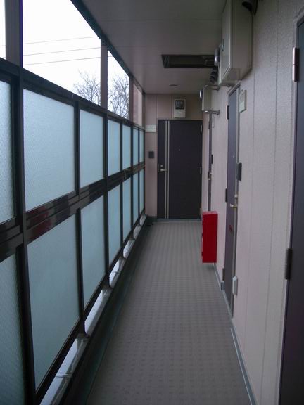その他共有部分　玄関前の廊下は目隠しがあり人目が気になりません