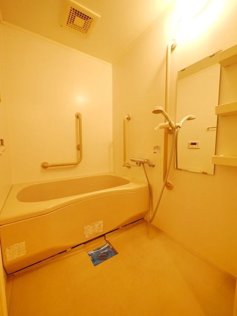 バス・シャワールーム　同物件別部屋写真
