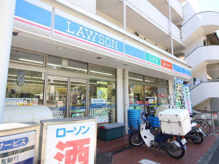 コンビニ　ローソン日体大前店（コンビニ）まで389m