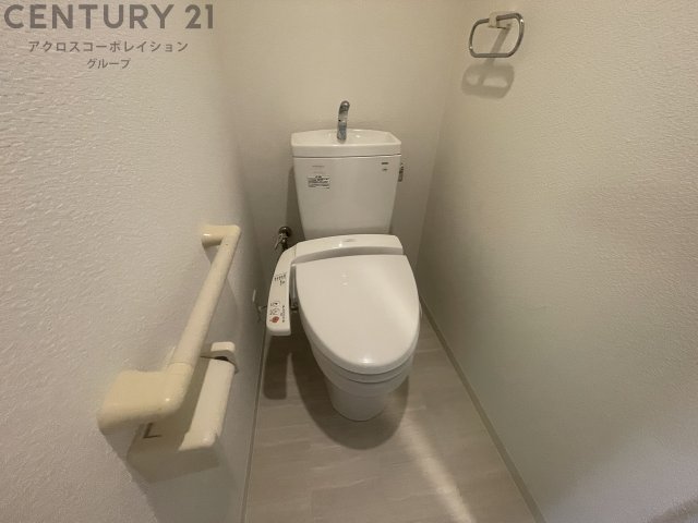 トイレ　温水洗浄便座付きのトイレです♪