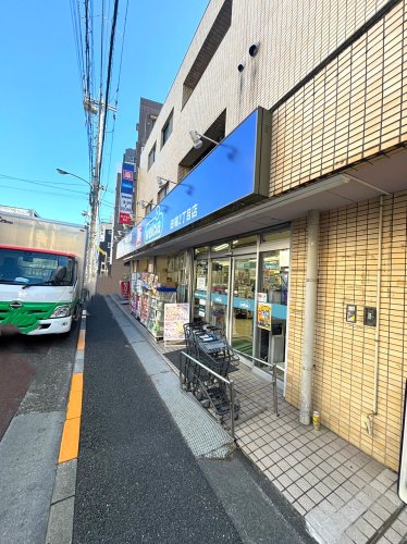 ドラックストア　ウエルシア田端2丁目店（ドラッグストア）まで221m