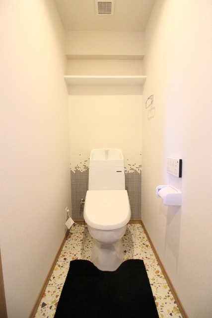 トイレ　※モデルルーム参考写真。実際のお部屋に家具、小物は付いており