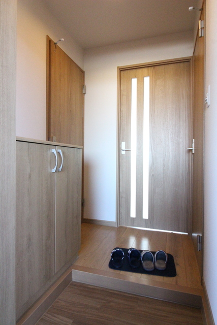 玄関　※モデルルーム参考写真。実際のお部屋に家具、小物は付いており