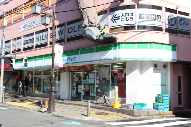 コンビニ　ファミリーマート太子堂三丁目店（コンビニ）まで611m