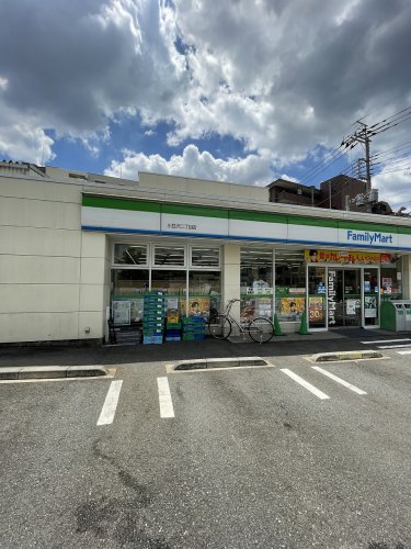 コンビニ　ファミリーマート 小豆沢二丁目店（コンビニ）まで259m