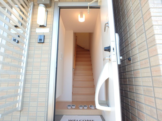 玄関　同物件反転部屋参考写真