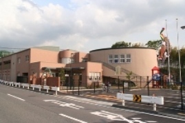 幼稚園・保育園　認定こども園忍ヶ丘愛育園（幼稚園・保育園）まで301m