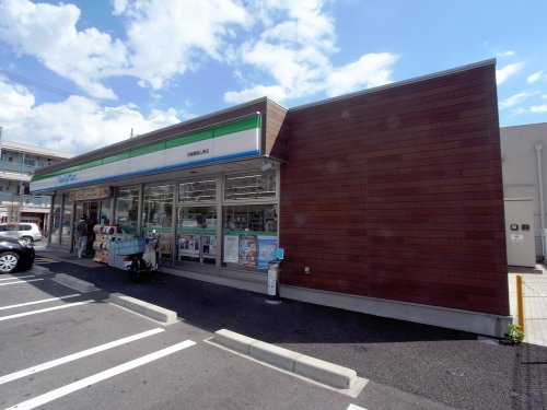 コンビニ　ファミリーマート　四條畷岡山東店（コンビニ）まで333m