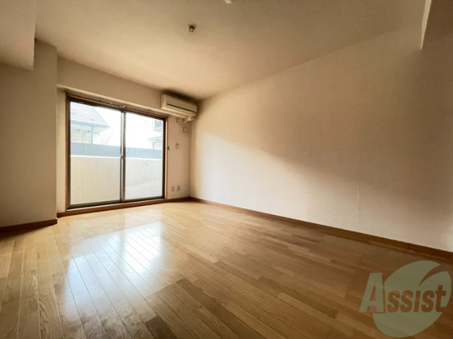 居室・リビング　大きな窓から入る日差しが温かなお部屋です。