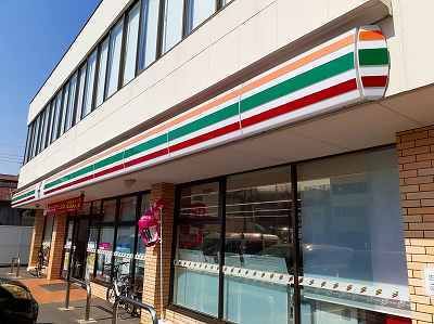 コンビニ　セブンイレブン（コンビニ）まで300m