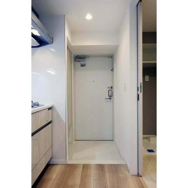 玄関　写真は同タイプ住居です。