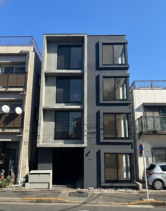 建物外観　直線的でスタイリッシュな外観