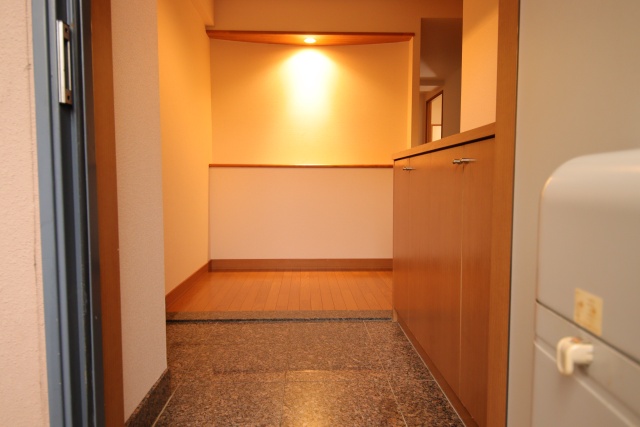 玄関　※他の号室の参考写真です※