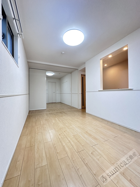 居室・リビング　窓も多く風通しのいいお部屋です♪