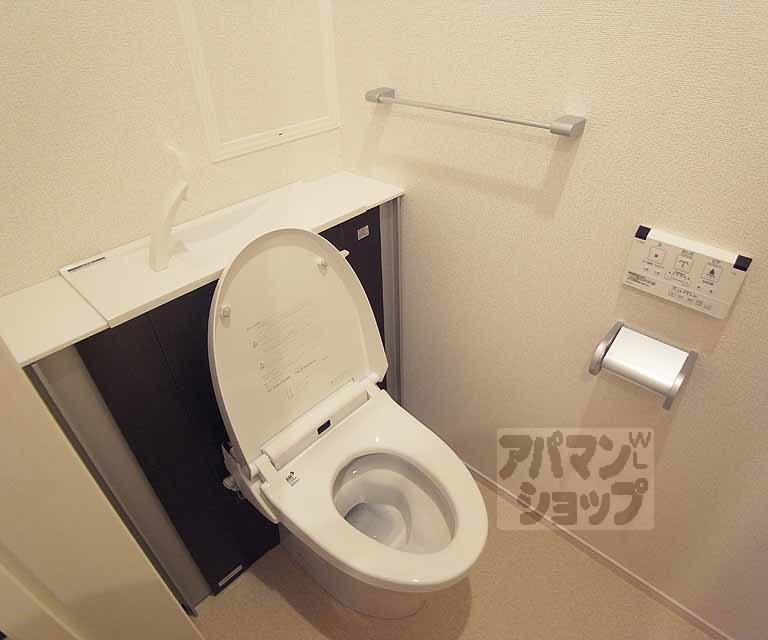 トイレ　ウォシュレット付きです。