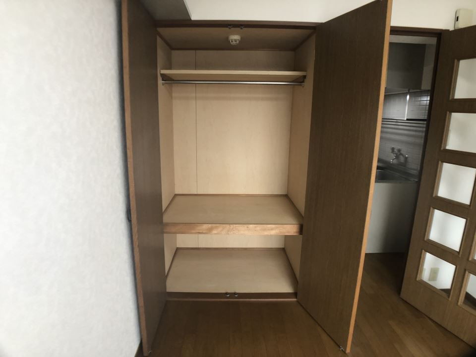 収納　ハンガーパイプ付き３段収納です