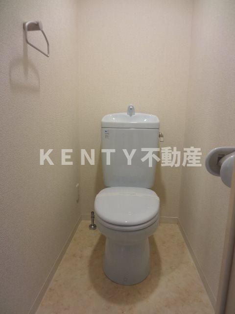トイレ　落ち着いた色調のトイレです