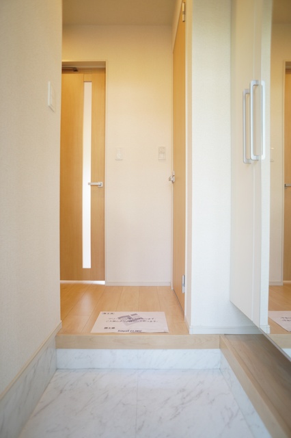玄関　参考写真（同建物別部屋のものです）