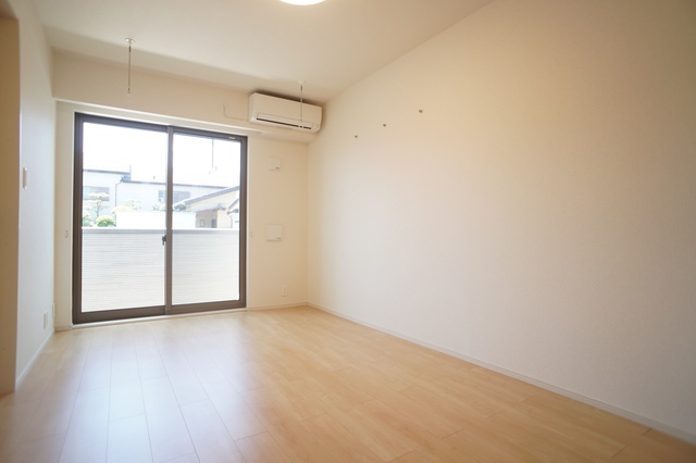 居室・リビング　参考写真（同建物別部屋のものです）