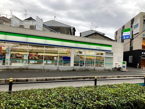 コンビニ　ファミリーマート 神崎川駅西店（コンビニ）まで405m