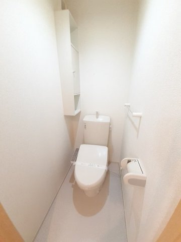 トイレ　落ち着いた色調のトイレです
