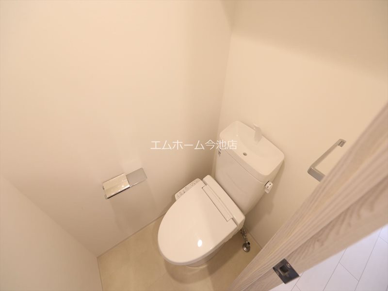 トイレ　温水暖房洗浄便座付トイレ