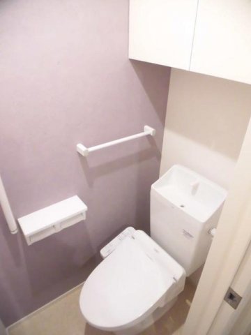トイレ　落ち着いた色調のトイレです