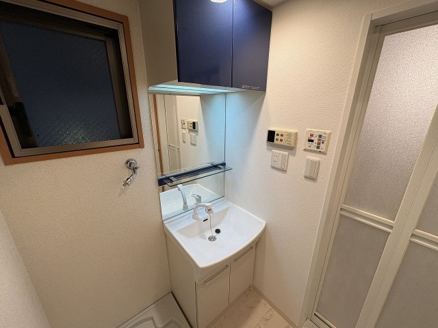 洗面設備　明るい洗面所です