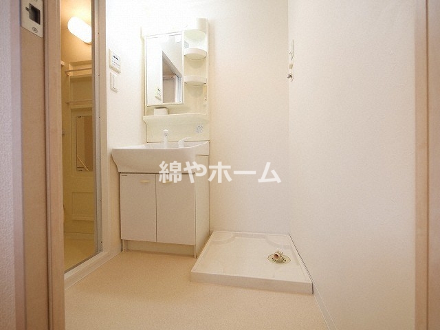 洗面設備　明るい洗面所です