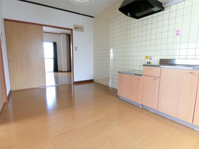 その他部屋・スペース　テーブルや棚などを置いてもゆったりと過ごせるダイニングキッチ