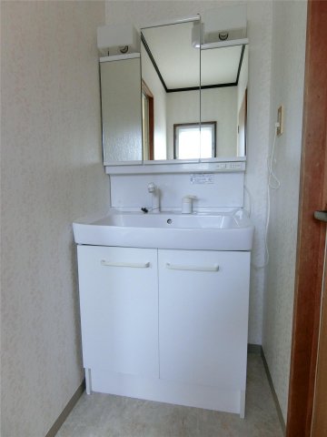洗面設備　ヘアメイクに便利な3面鏡タイプの洗面化粧台♪