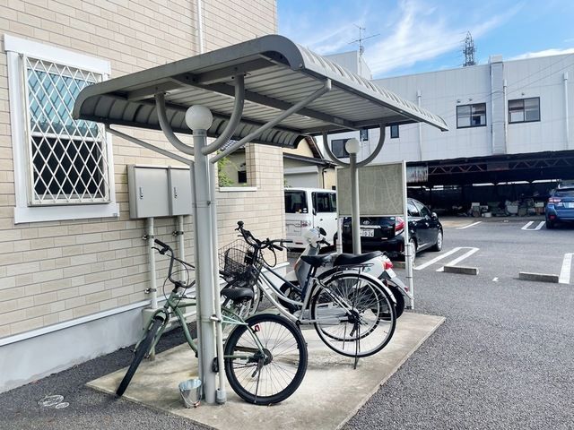 その他　屋根付きの駐輪場です