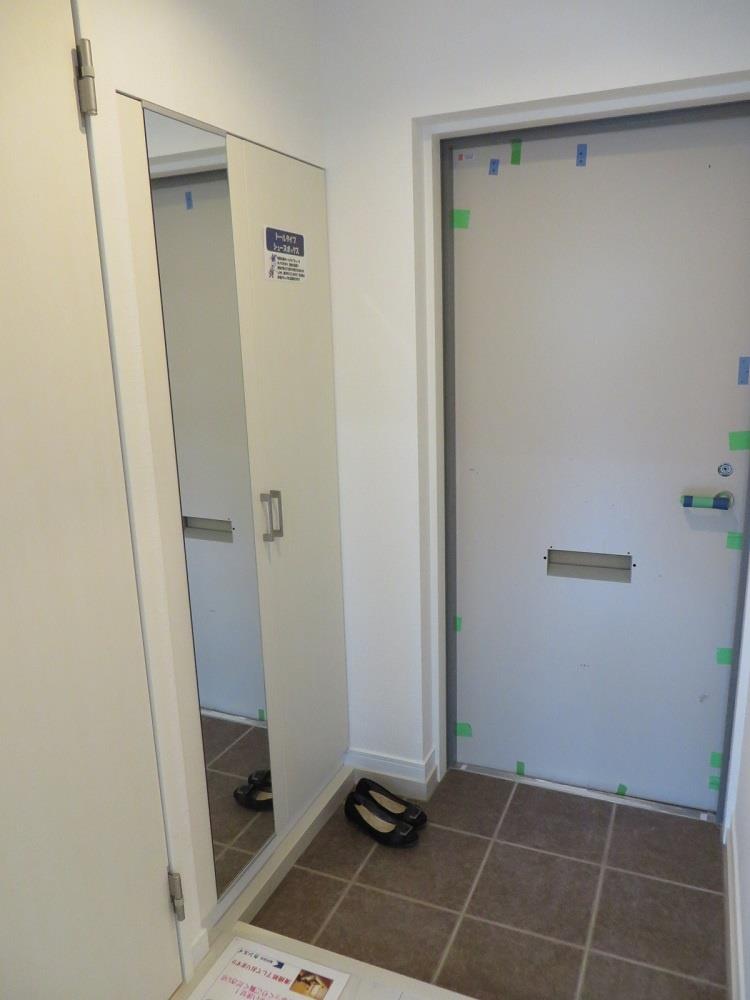 玄関　参考写真。本物件の仕様は変更の可能性があるため、現況優先。