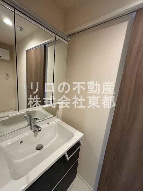 洗面設備　ワイドな鏡を備えた独立洗面台。収納も豊富です♪