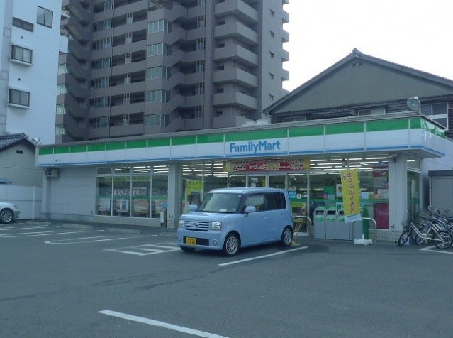 コンビニ　ファミリーマート（コンビニ）まで130m