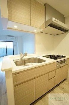 キッチン　写真は同マンション別号室のものとなります。