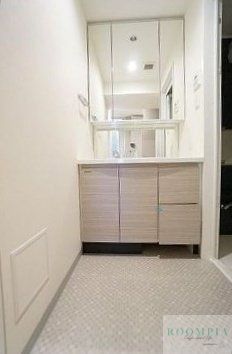 洗面設備　写真は同マンション別号室のものとなります。