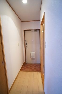 玄関　写真は入居前の過去のものです。