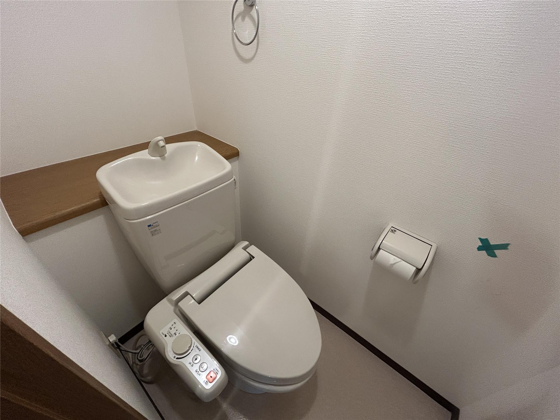 トイレ　温水洗浄便座付きのトイレです
