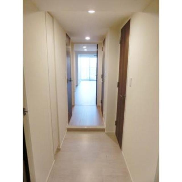 玄関　写真は同タイプ住戸です。