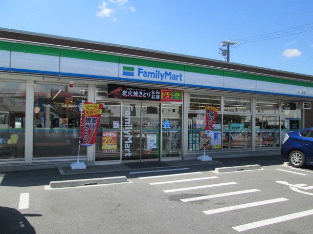 コンビニ　ファミリーマート（コンビニ）まで140m