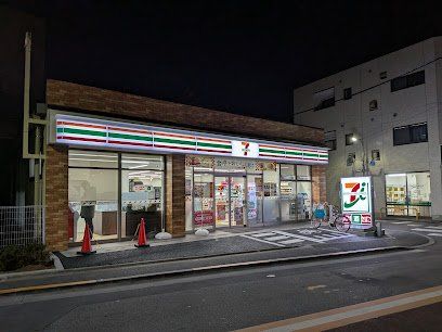 コンビニ　セブンイレブン田端3丁目店（コンビニ）まで240m