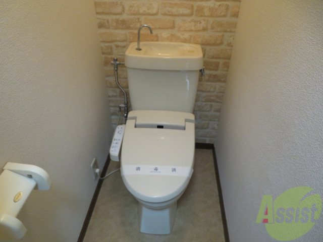 トイレ　嬉しいウォシュレット機能付きです。シャワートイレは便利ですね