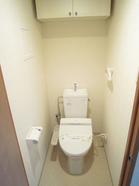 トイレ　ウォシュレット完備・上部収納あり