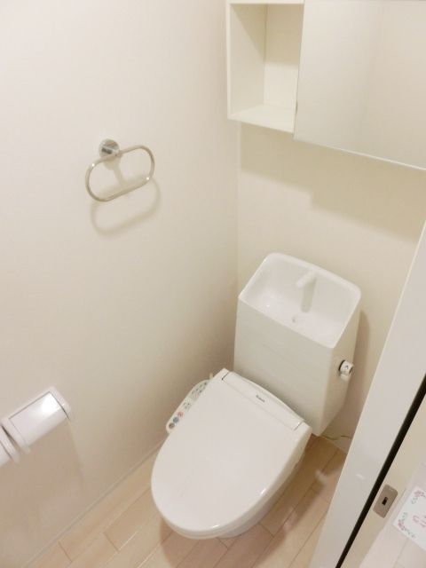 トイレ　温水洗浄便座付きのトイレです