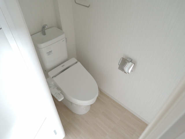 トイレ　203号室の写真を同型イメージとして掲載。現況優先となります