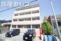 建物外観　４階建てのマンション。