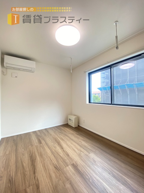 居室・リビング　日が差し込む明るいお部屋です。